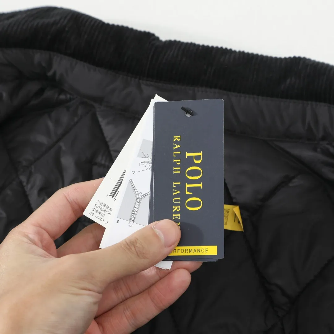 P370 #59 Ralph Lauren classic rhombus quilted cotton jacket for men and women. Inspired by retro workwear, it blends with contemporary British style. The imported machine-pressed rhombus quilting is accurately aligned, and the three-dimensional H-shaped tailoring is neat and slim. It is not bulky when layered in autumn and winter, and still maintains a light style.  Texture is reflected in the details: customized metal buckles, corduroy lapels, breathable eyelets under the arms, and slits on the hem, all replicating the brand's high-end genes. All excipients are standardized!  Five colors to choose from: black/khaki/brown/green/navy blue, easy to switch between commuting, leisure, and travel occasions. Function and appearance coexist: 37.5°C temperature control black technology, breathable and moisture-proof, anti-slip cotton patented fabric, temperature-locking, soft and waxy, durable and stylish. A retro warm-keeping item that can handle low temperatures calmly. The details are all made of craftsmanship, and the style has no limits. It has a classy look that will turn heads.  Color: Khaki Black Navy Green Brown Size: S M L